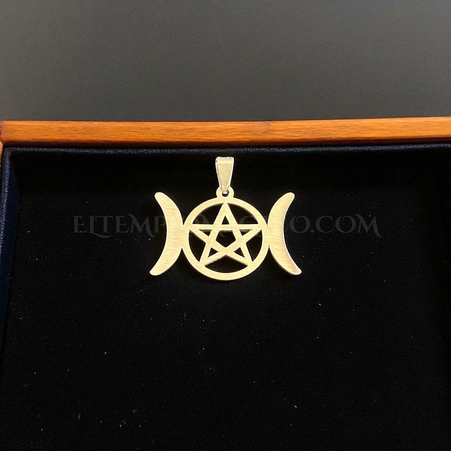 Triple Luna Diosa Wicca con Pentagrama Acero 25 x 32 mm. (Incluye collar cordón)